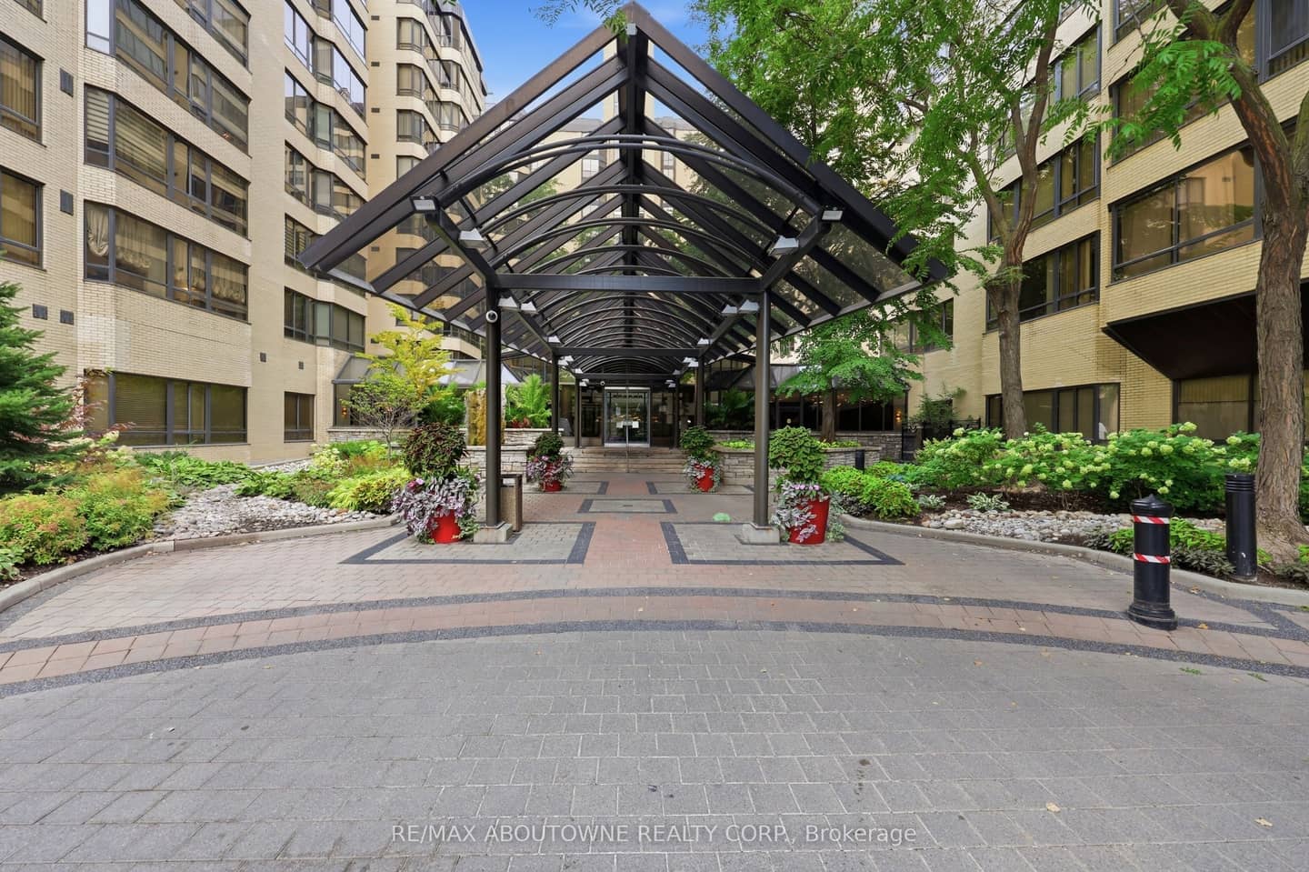 280 Simcoe Street 1003, Toronto, ON M5T 2Y5