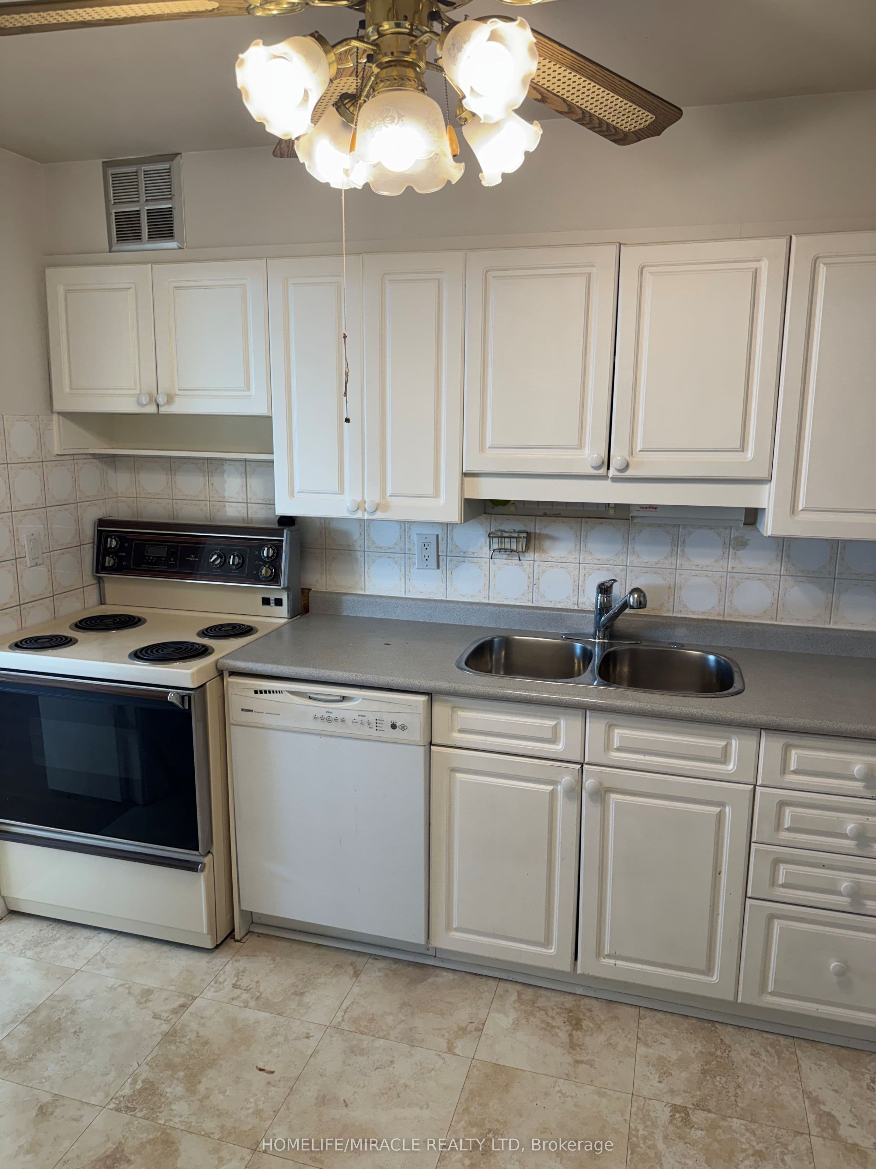 120 Dundalk Drive PH9, Toronto, ON M1P 4V9