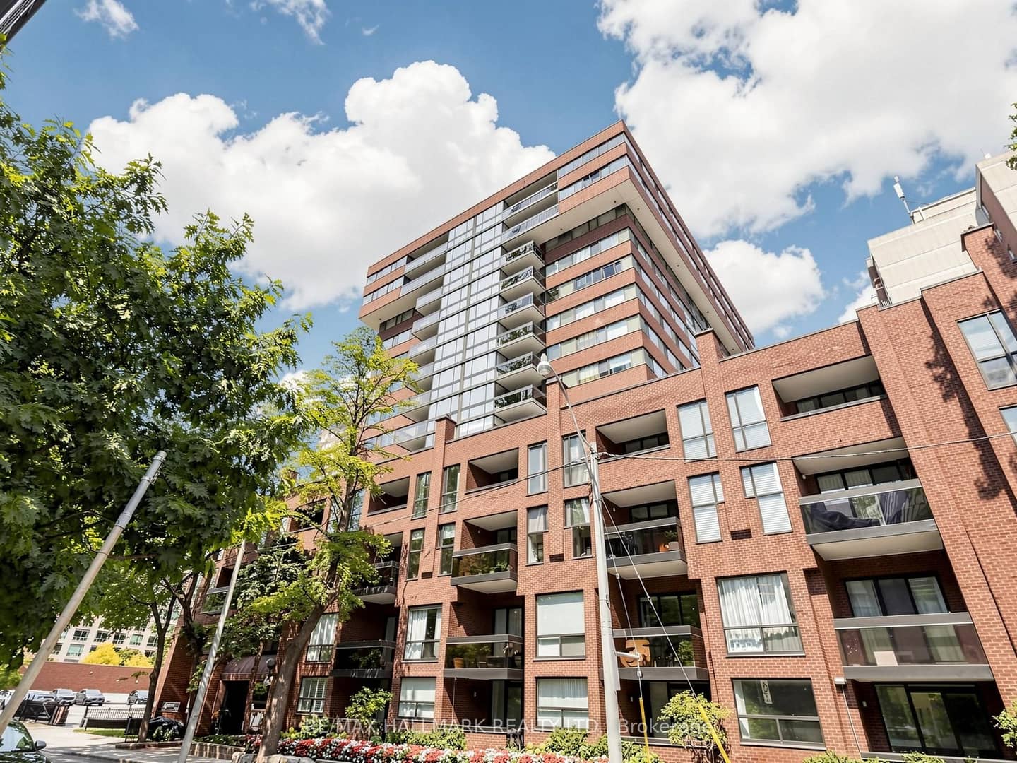 15 Mcmurrich Street 1405, Toronto, ON M5R 3M6