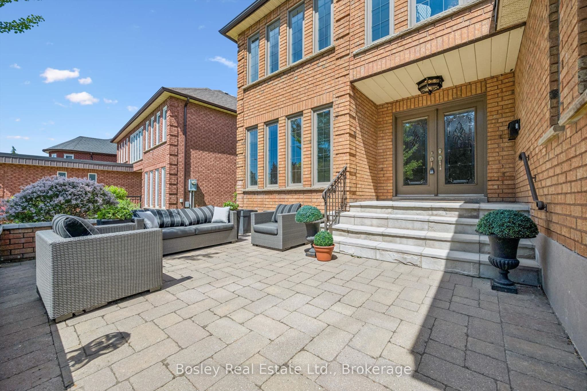 1217 Sugar Maple Court, Mississauga, ON L4W 4P6