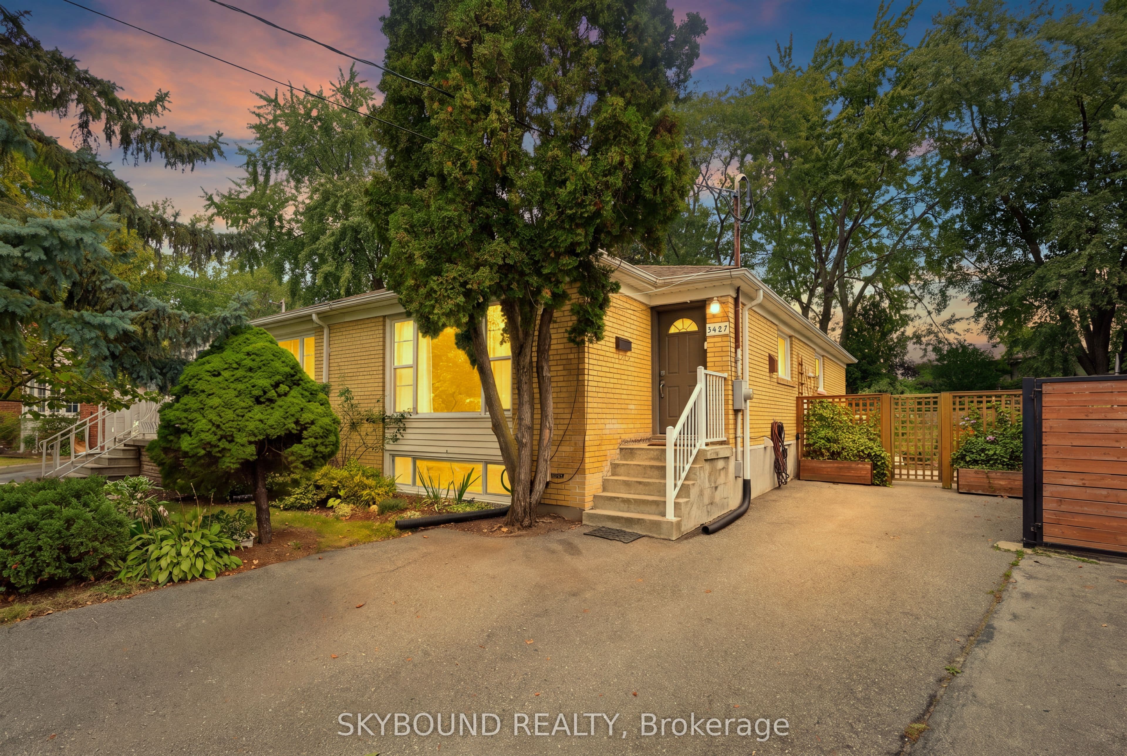 3427 Fellmore Drive, Mississauga, ON L5C 2E1