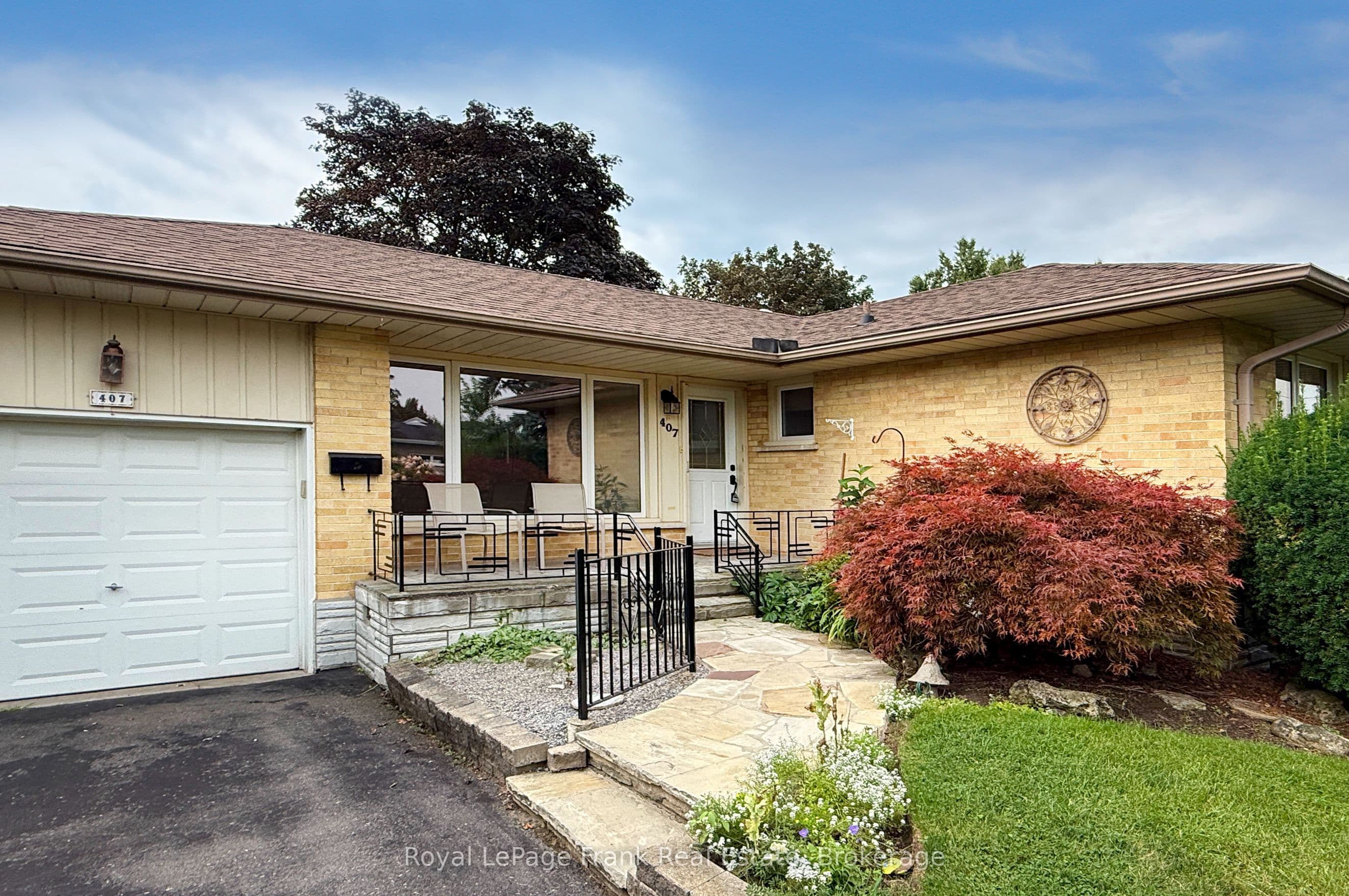 407 Glencastle Avenue, Oshawa, ON L1J 3K7