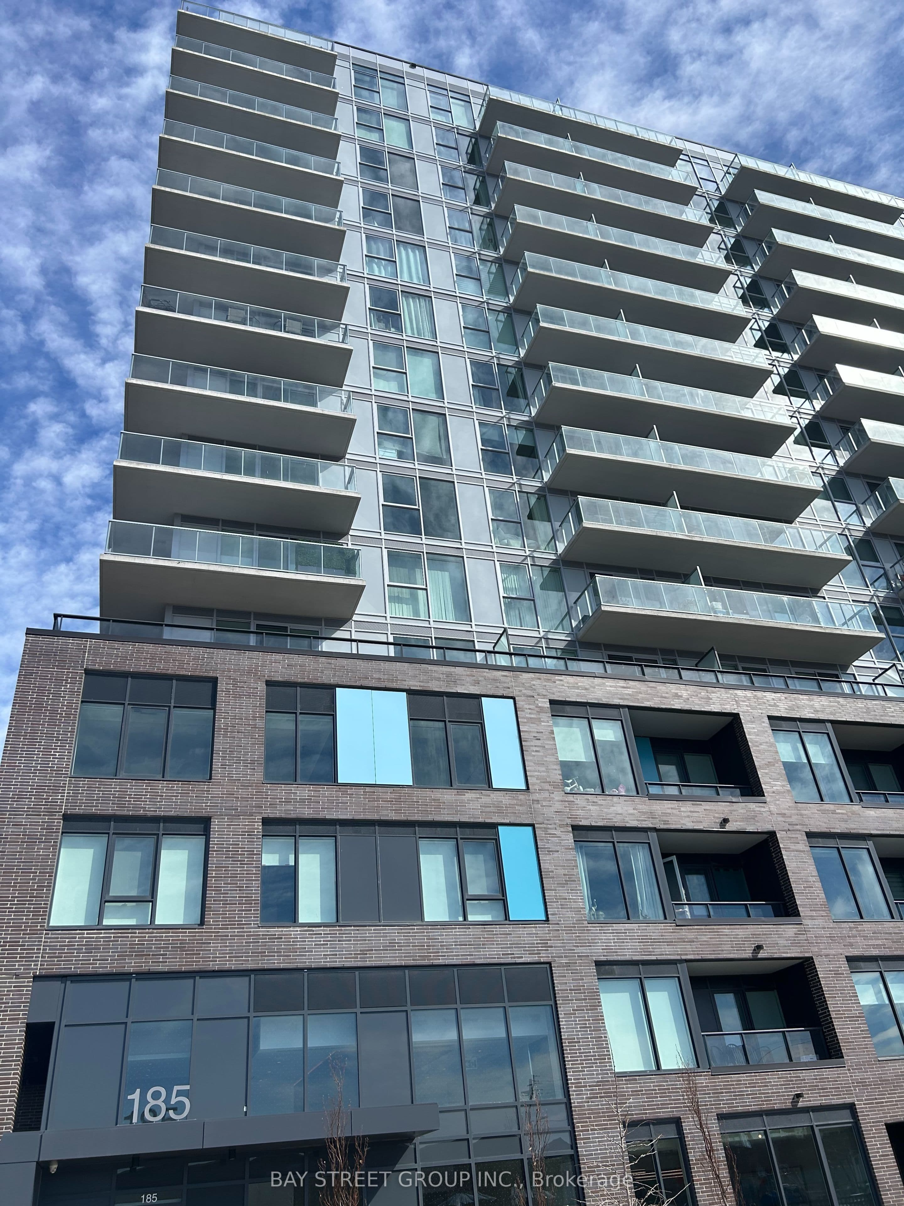 185 Deerfield Drive 612, Newmarket, ON L3Y 0G7