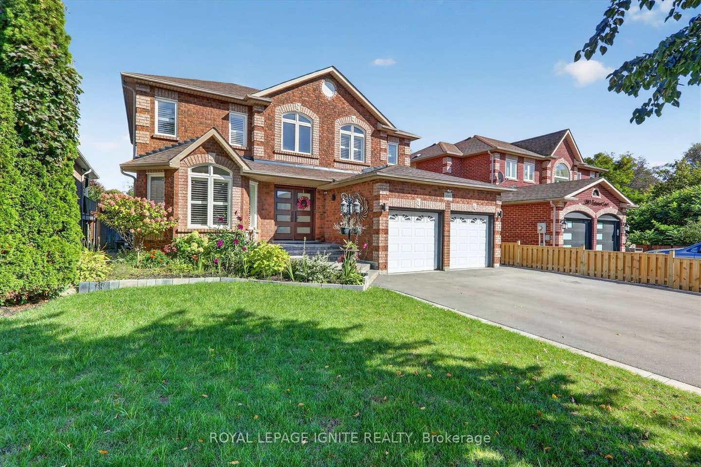 2015 Valewood Court, Oshawa, ON L1G 7X9