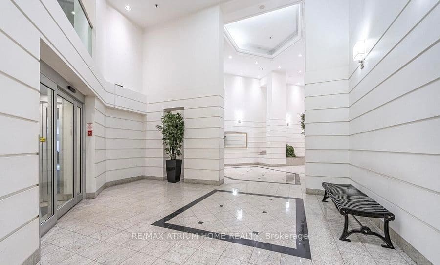 717 Bay Street 1403, Toronto, ON M5G 2J9