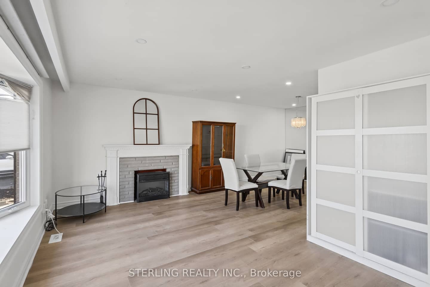 27 Oakmeadow Boulevard, Toronto, ON M1E 4G3
