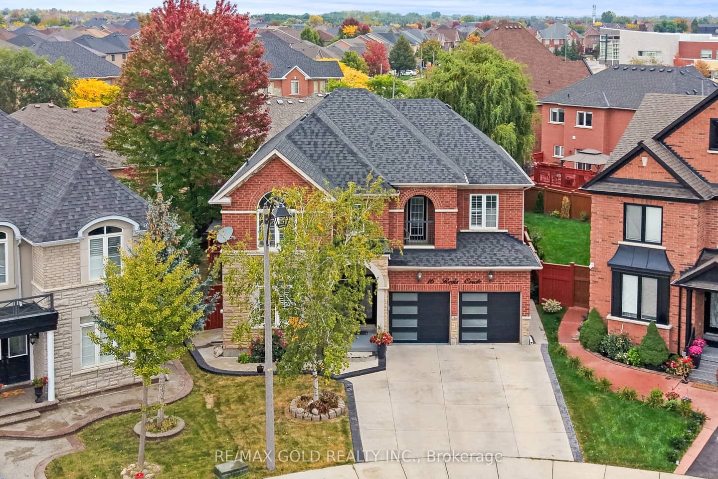 16 Regis Circle, Brampton, ON L6P 1Y8