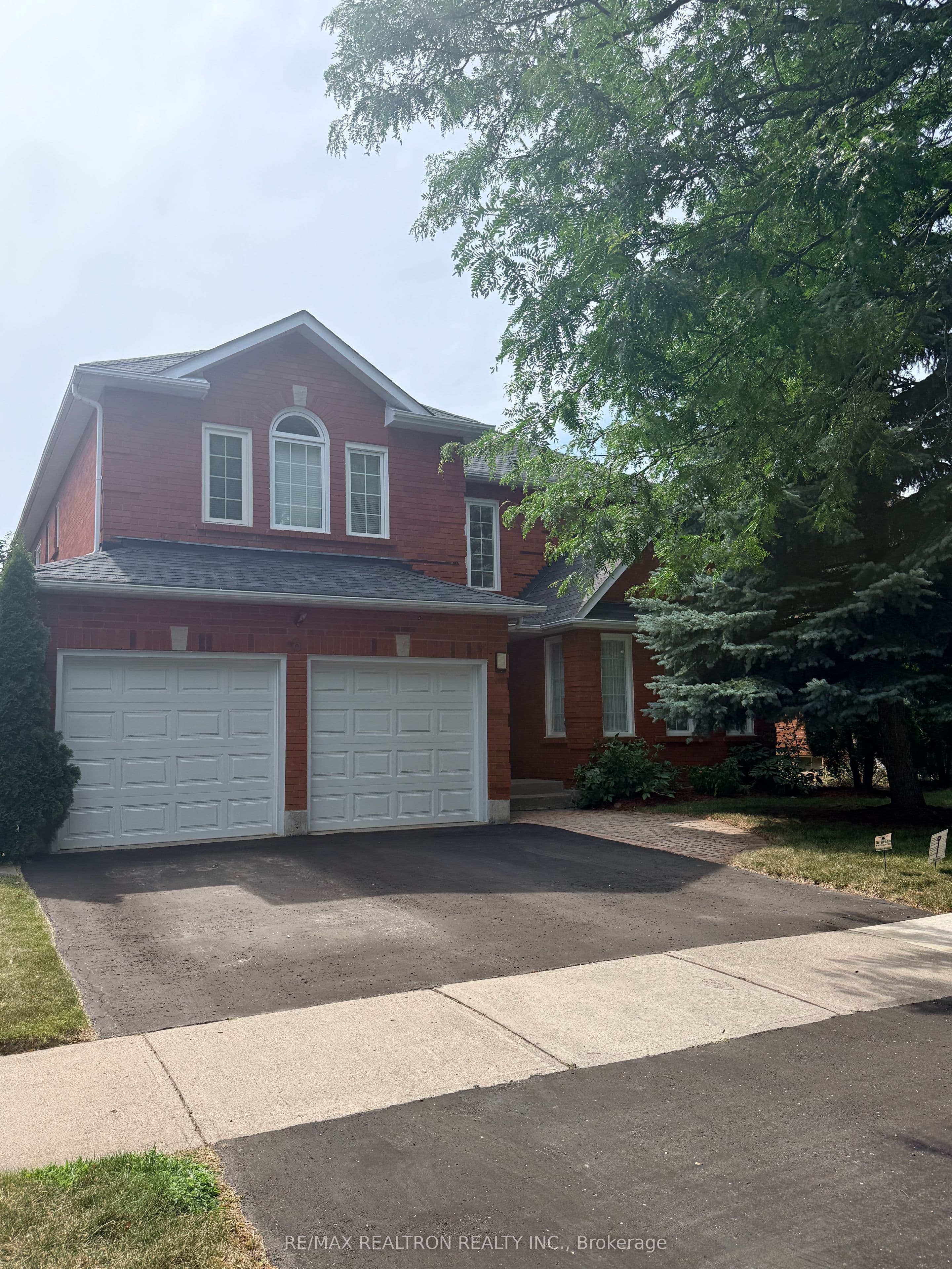 8 Waterdown Crescent, Whitby, ON L1R 1Z1