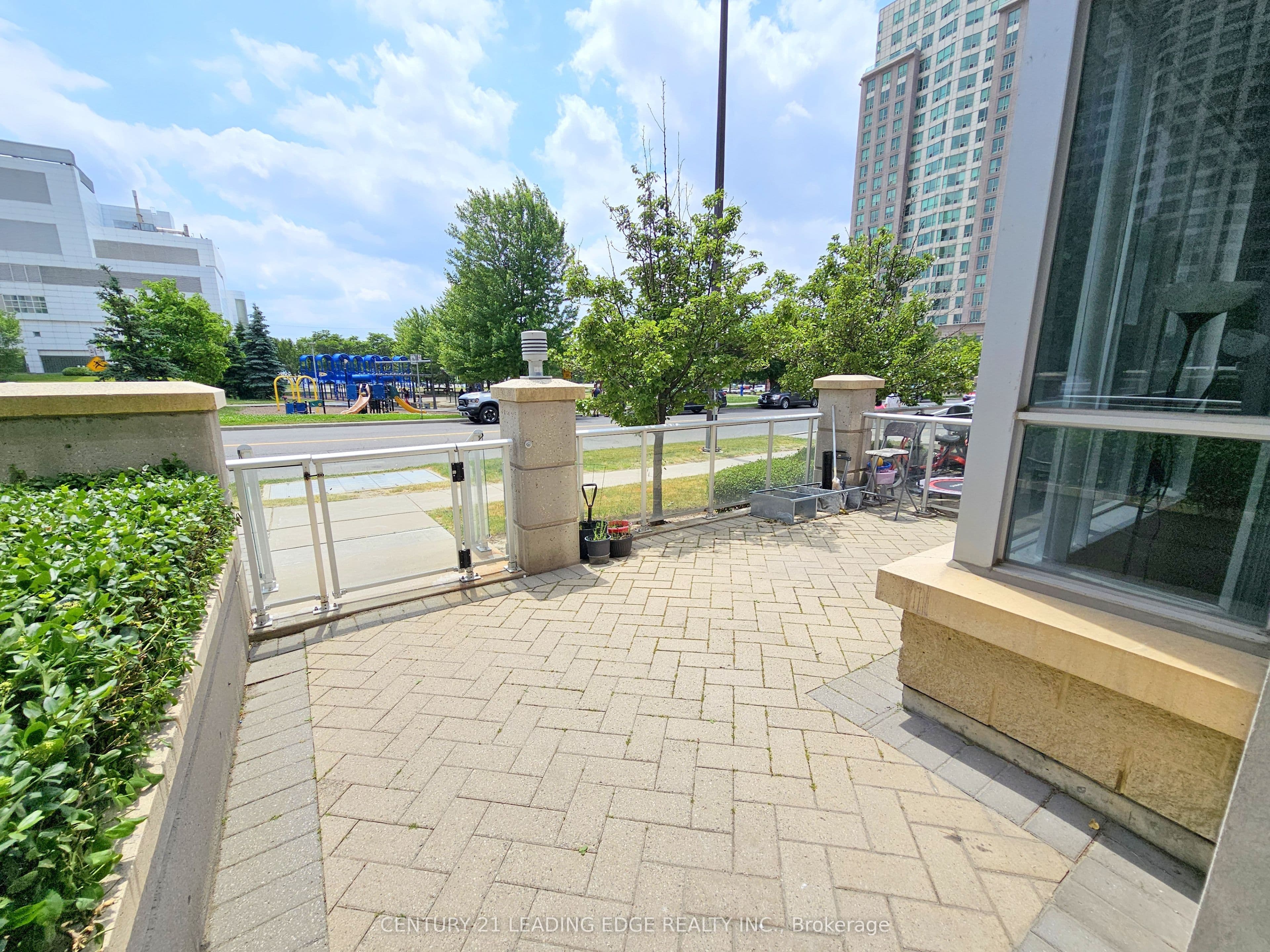 38 Lee Centre Drive TH120, Toronto, ON M1H 3J7