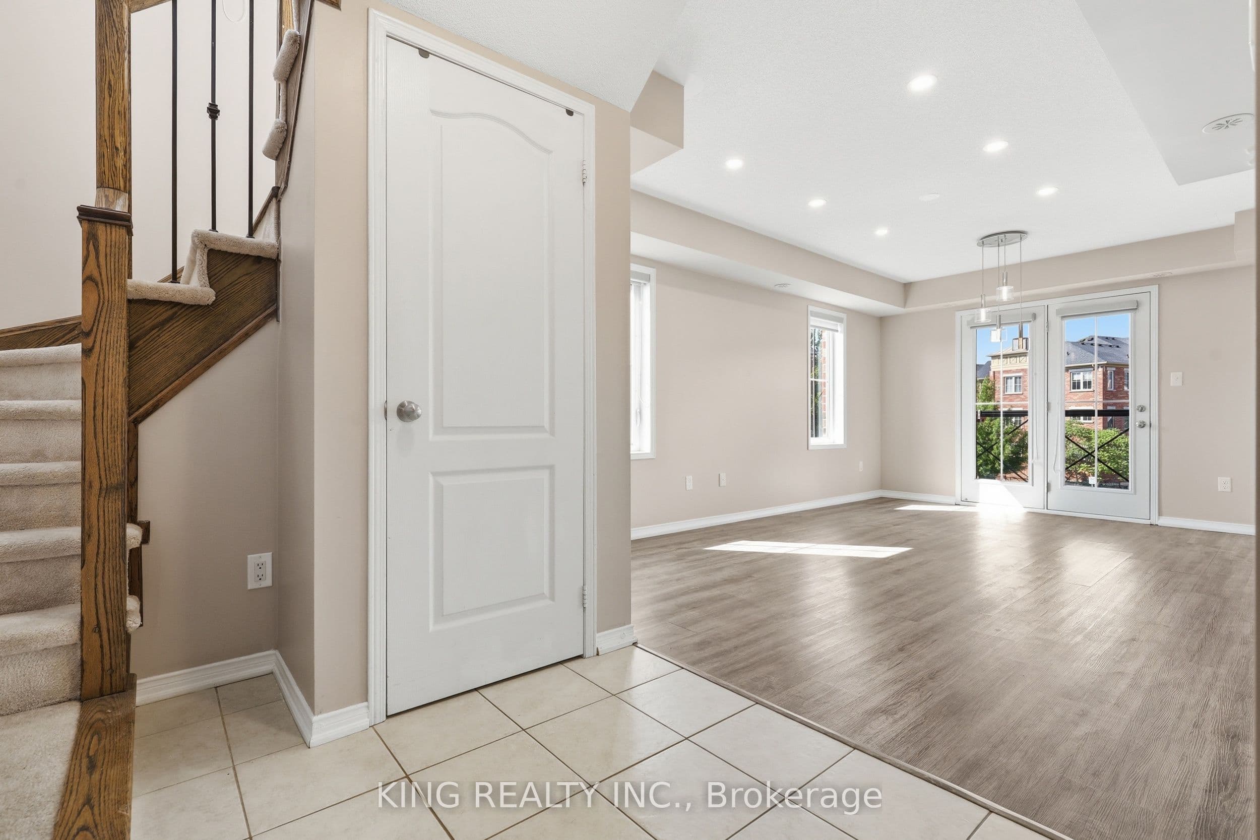 35 Hays Boulevard 8, Oakville, ON L6H 0J1