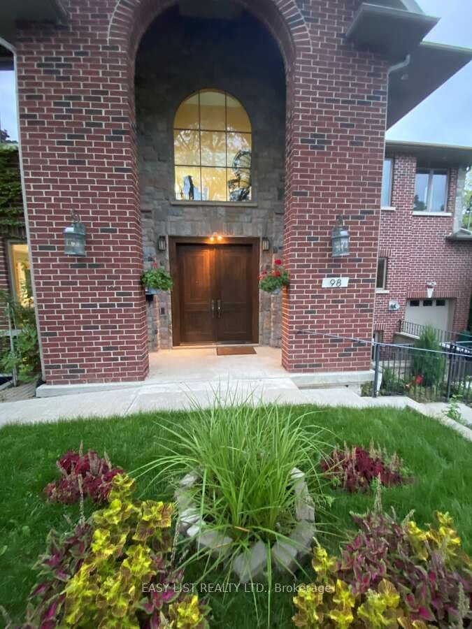 98 Burbank Drive, Toronto, ON M2K 1N4