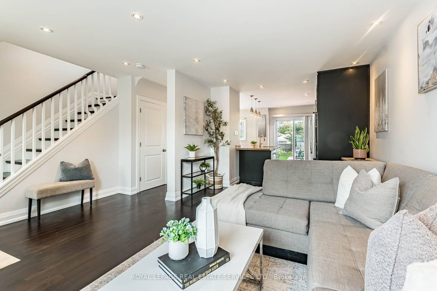 1192 Flagship Drive, Mississauga, ON L4Y 2K1