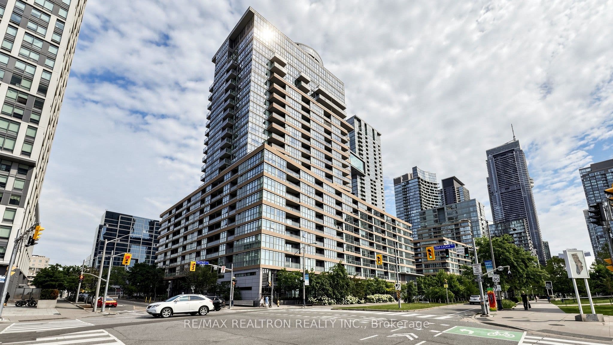 102 Fort York Boulevard, Toronto, ON M5V 3Z3