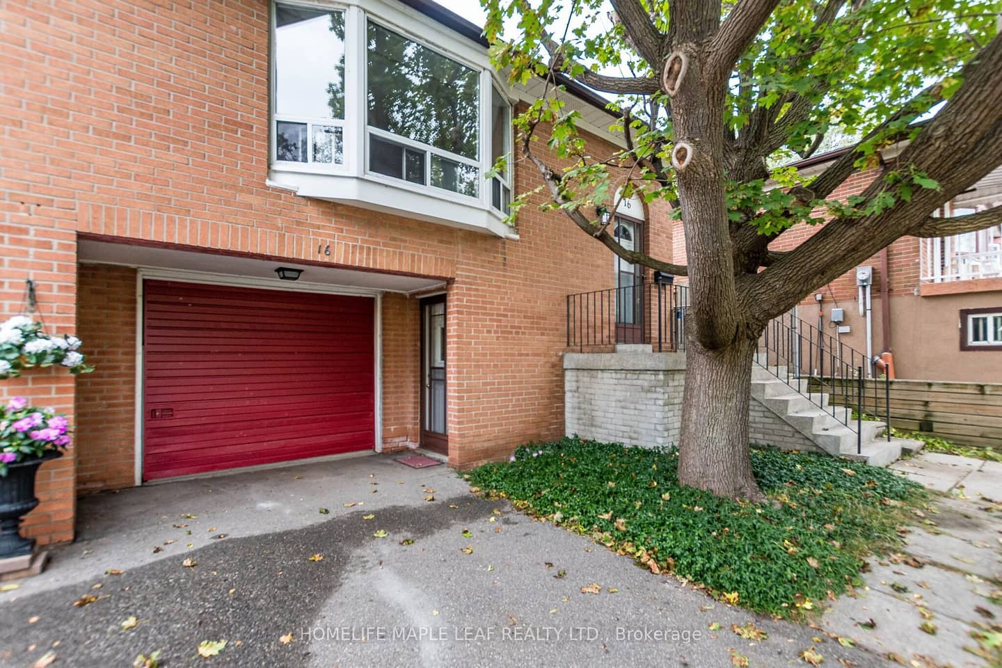 16 Zealand Road, Toronto, ON M9R 3W4