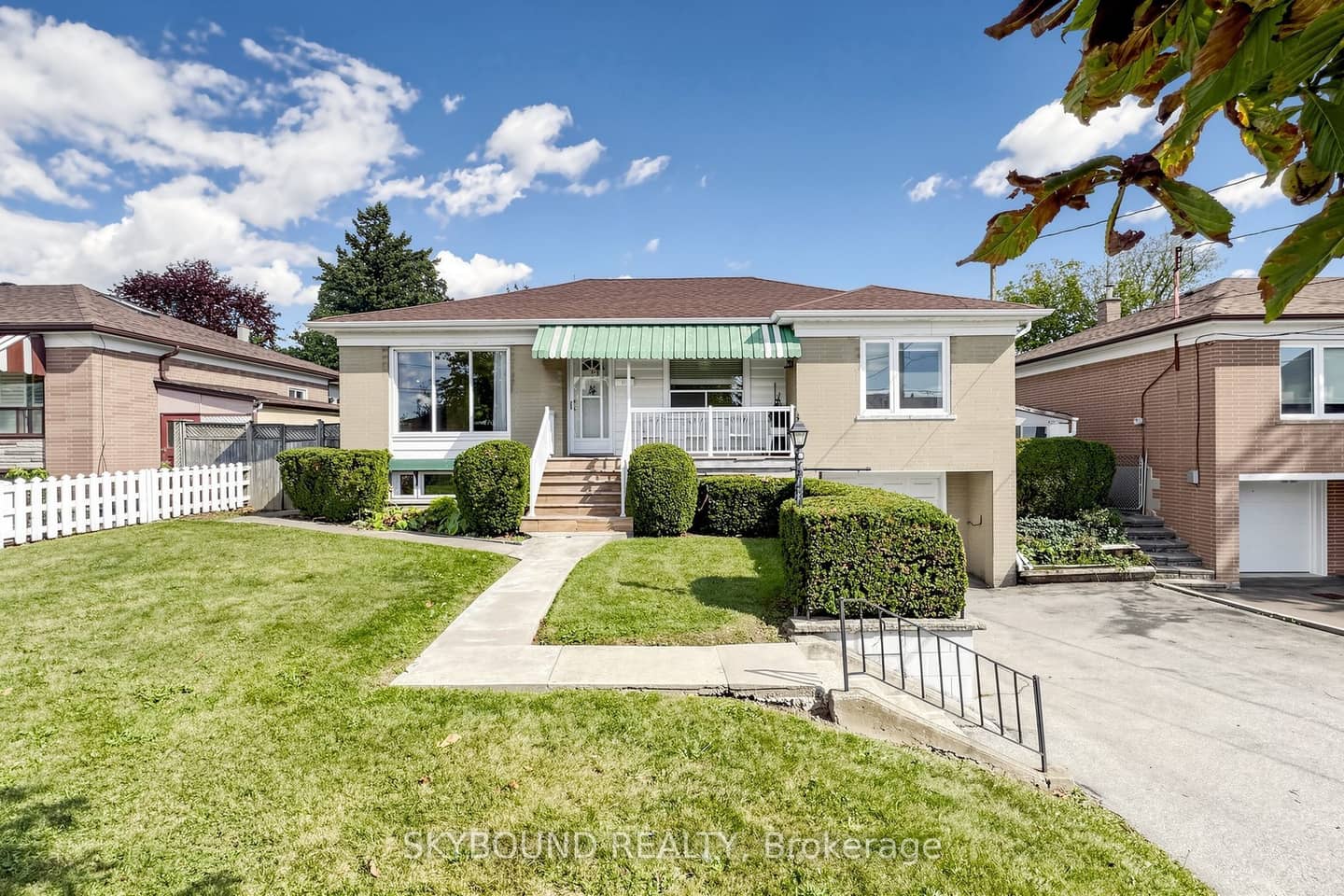 13 Liscombe Road, Toronto, ON M6L 2Z9
