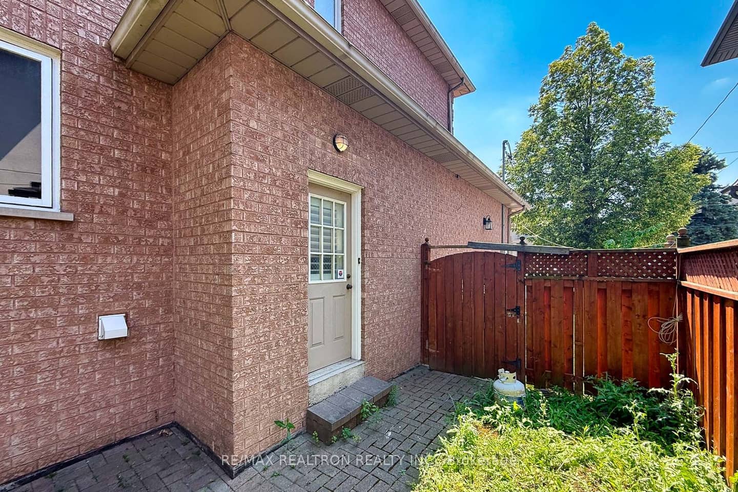 25 Clarkhill Street, Toronto, ON M2R 2G6