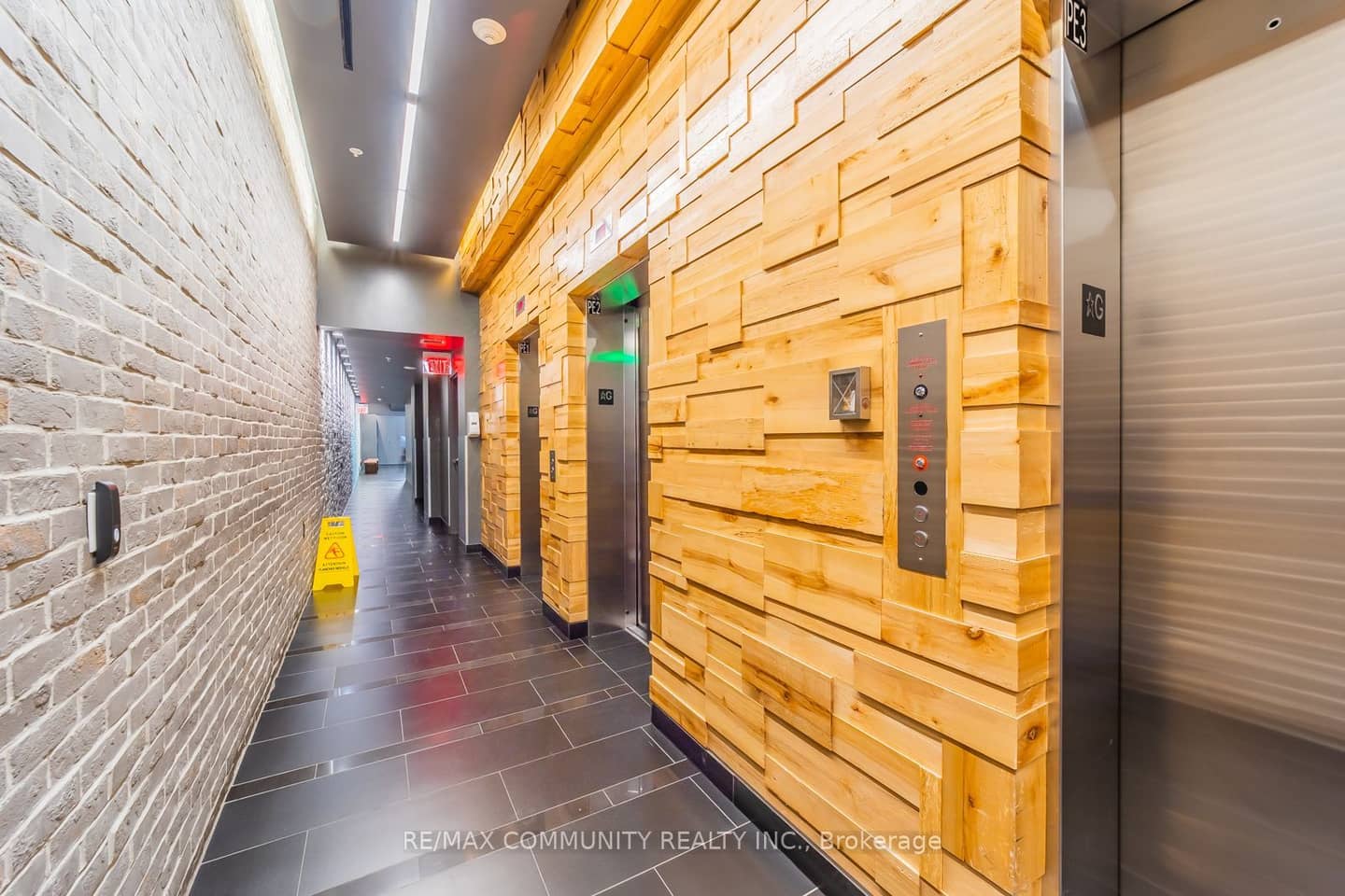 210 Simcoe Street 1210, Toronto, ON M5T 2W5