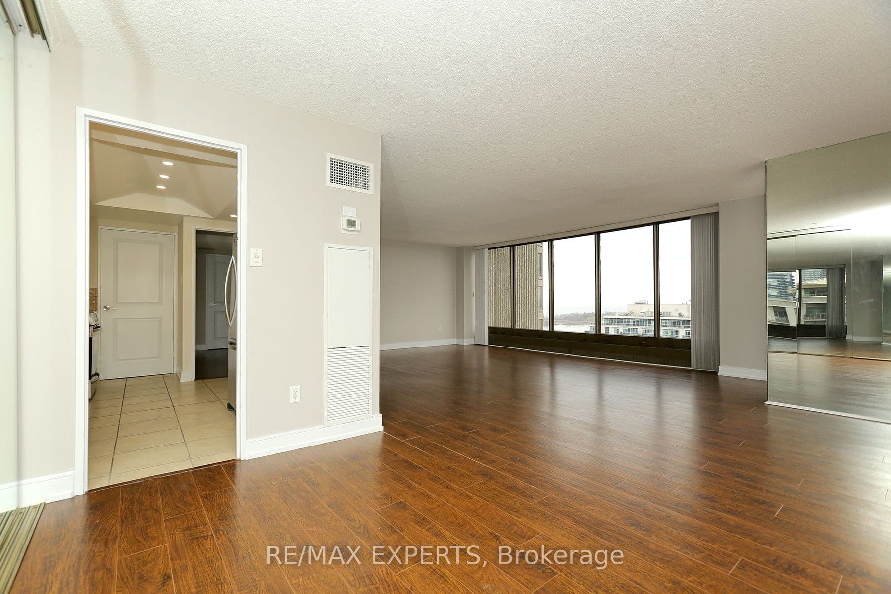 2045 Lake Shore Boulevard 1609, Toronto, ON M8V 2Z6