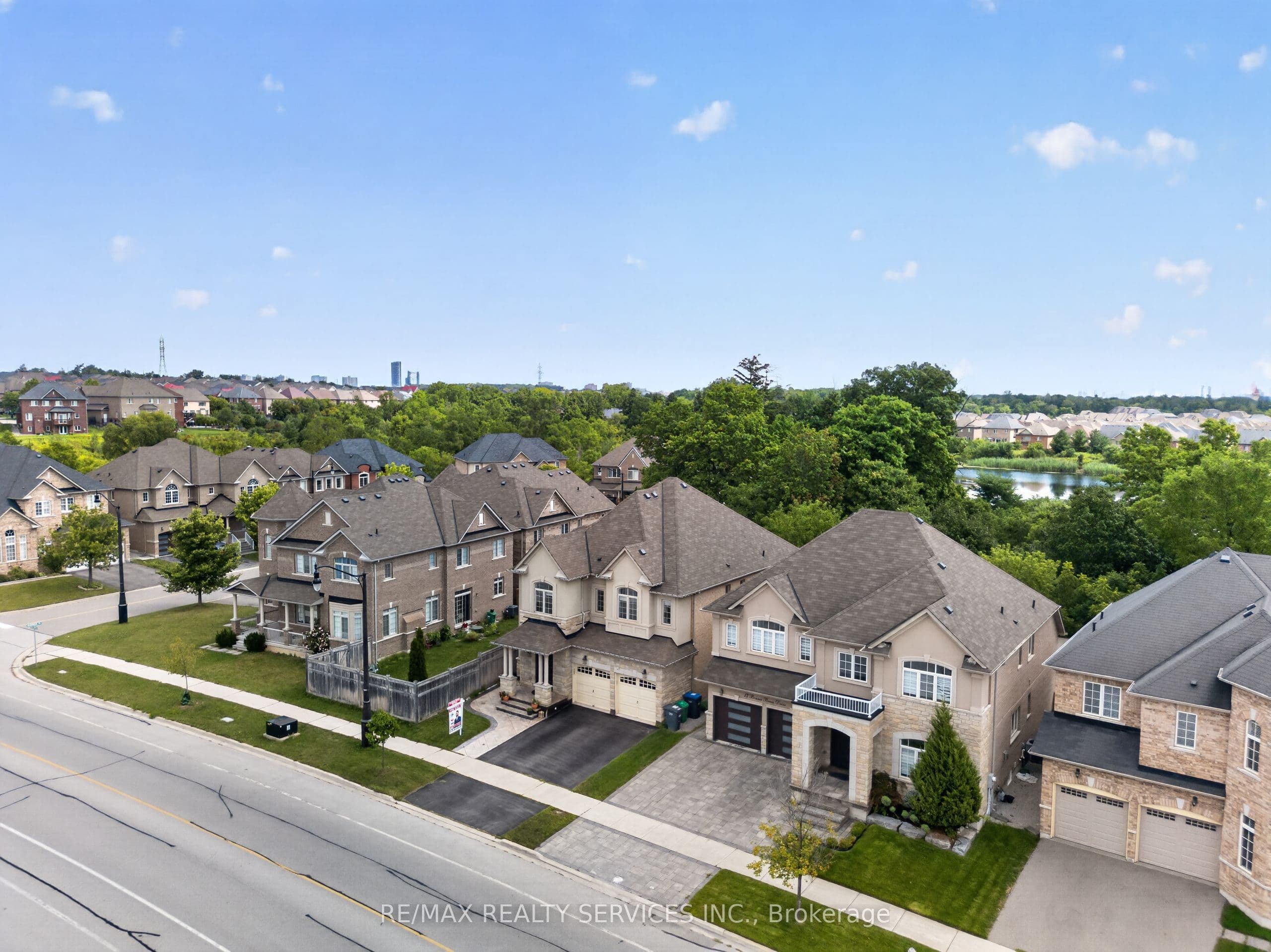 15 Bonnie Braes Drive, Brampton, ON L6Y 0X5