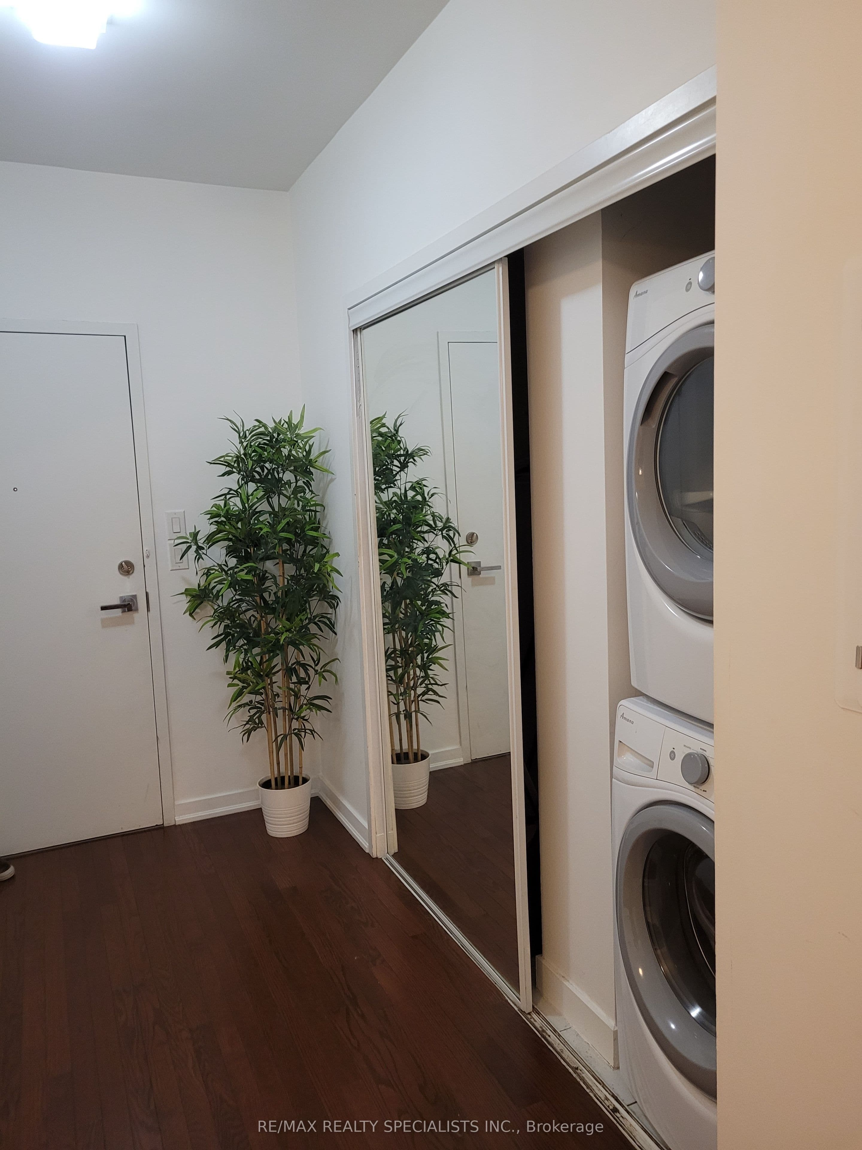 12 YORK Street 703, Toronto, ON M5J 0A9