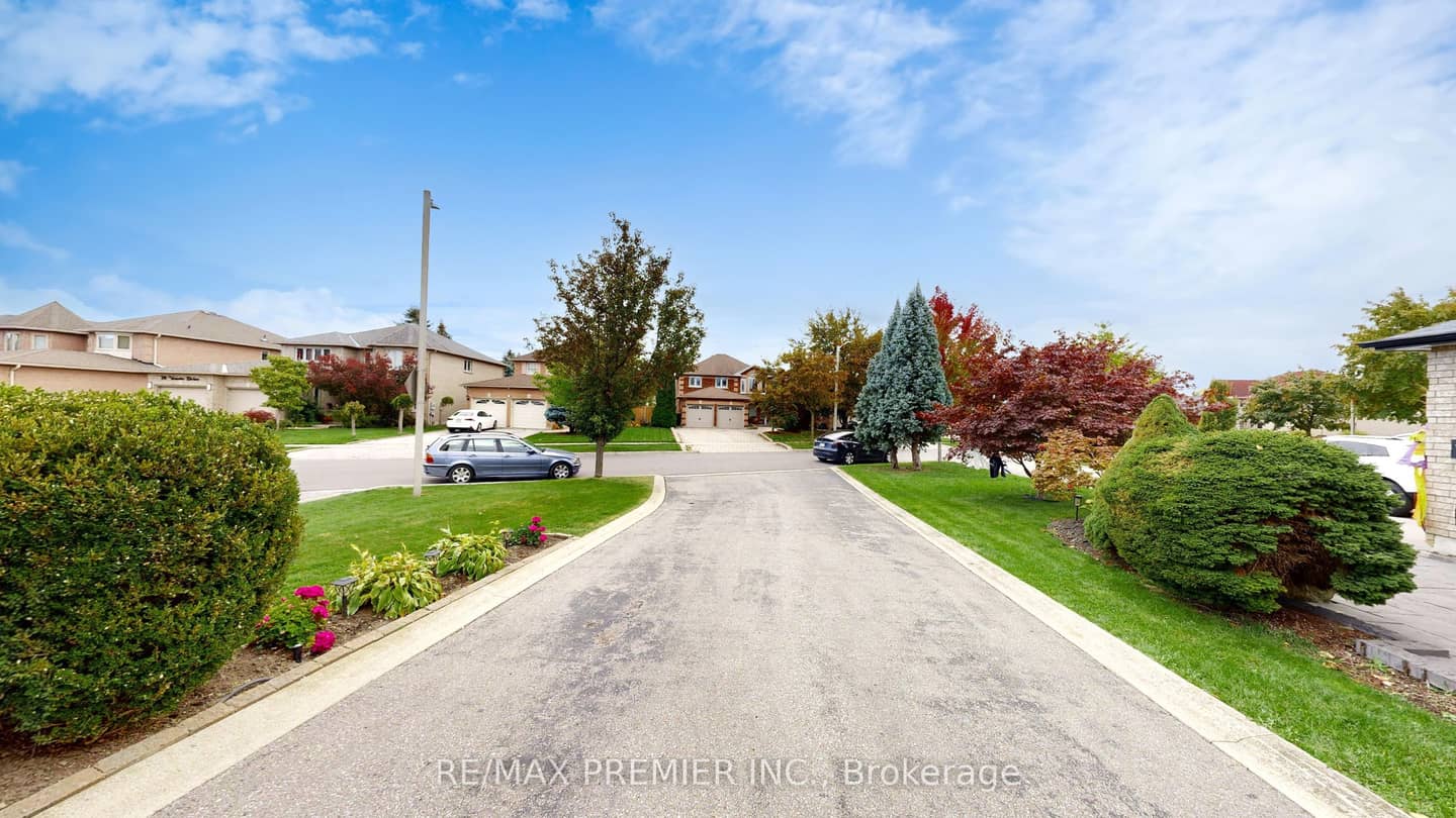 32 Veneto Drive, Vaughan, ON L4L 8X4