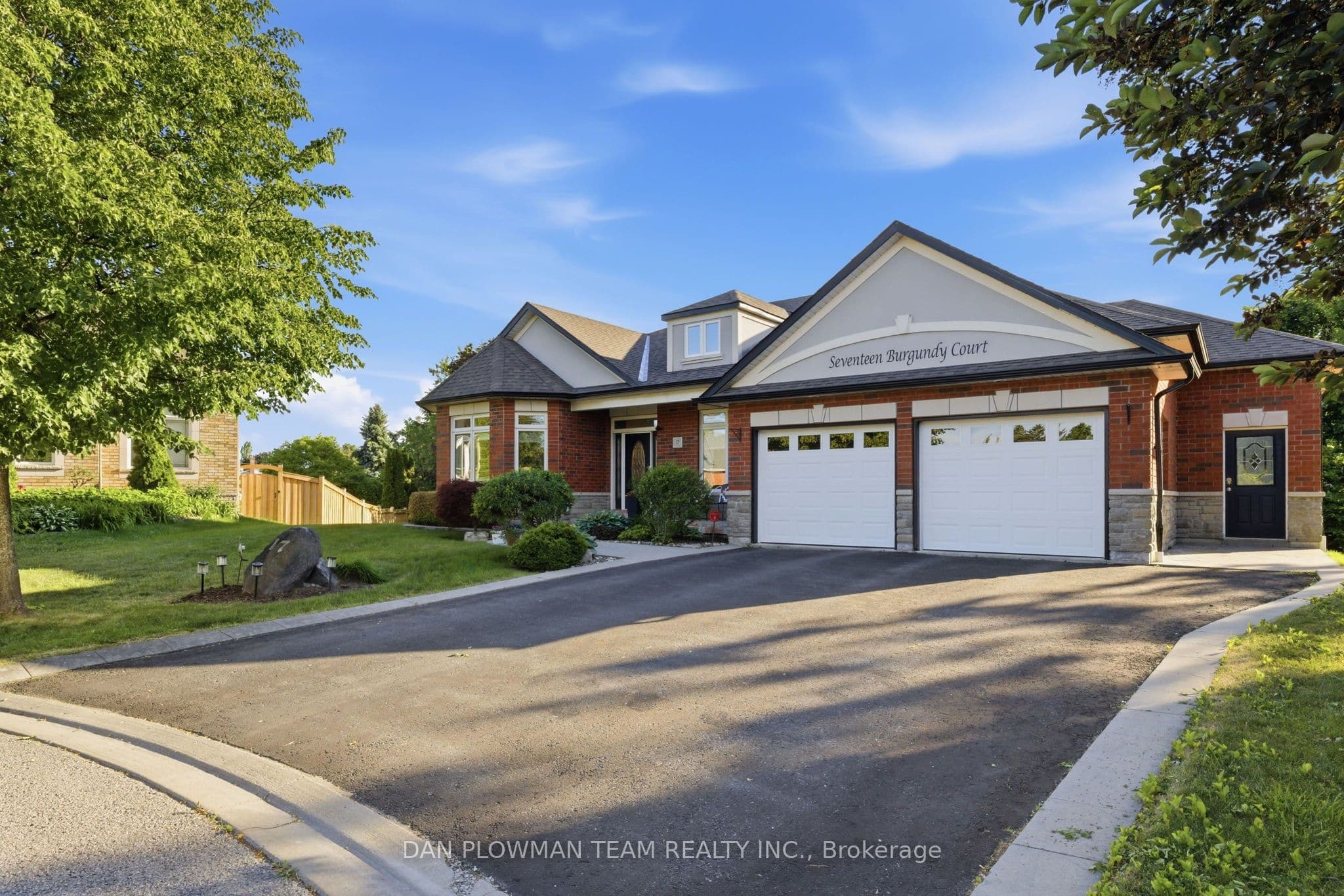 17 Burgundy Court, Whitby, ON L1R 3H7