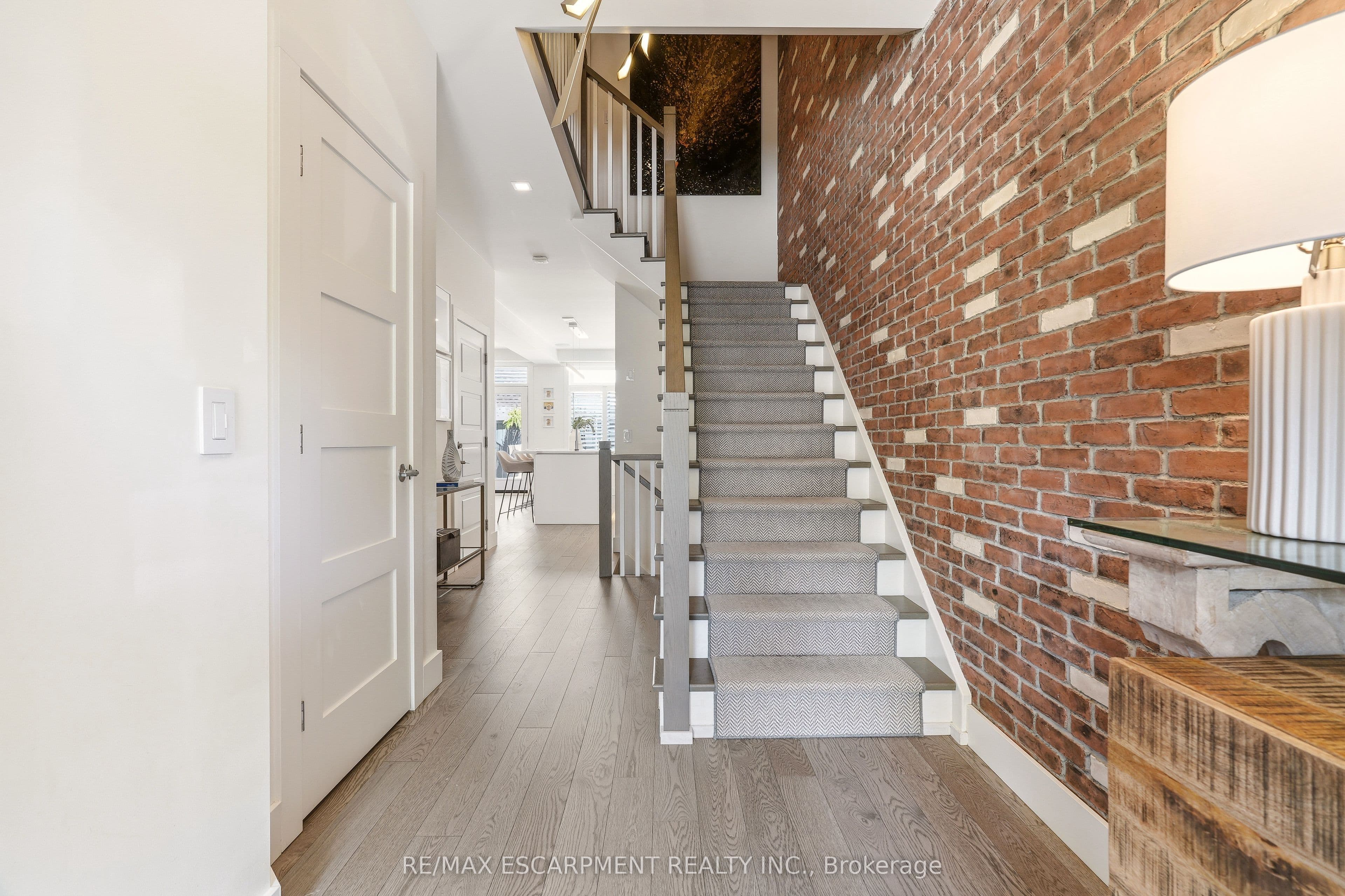 5056 New Street 4, Burlington, ON L7L 0H4