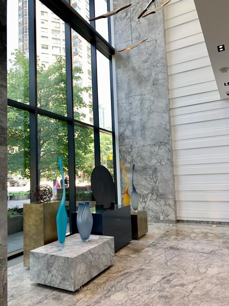 57 St Joseph Street 913, Toronto, ON M5S 0C5