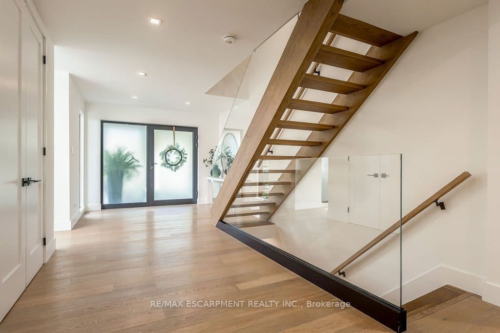 2473 Woburn Crescent, Oakville, ON L6L 5E8