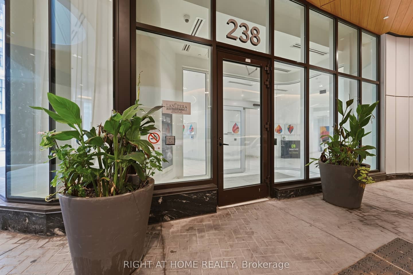 238 Simcoe Street 803, Toronto, ON M5T 0E2