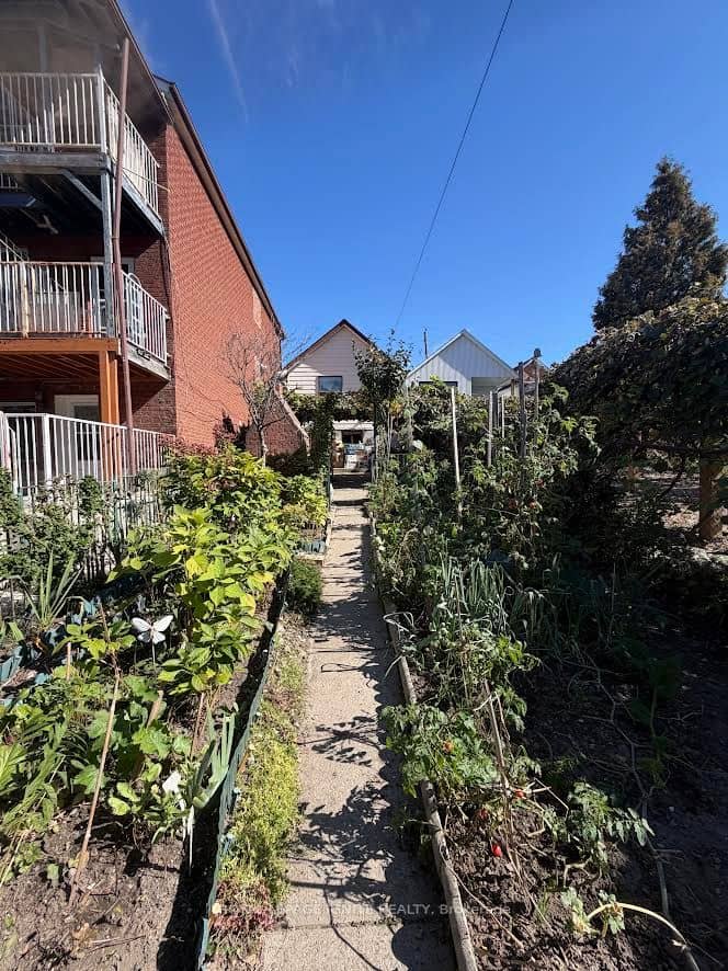 40 Avon Avenue, Toronto, ON M6N 3W7