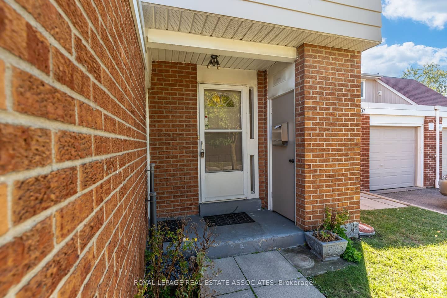 215 Mississauga Valley Boulevard, Mississauga, ON L5A 3G2