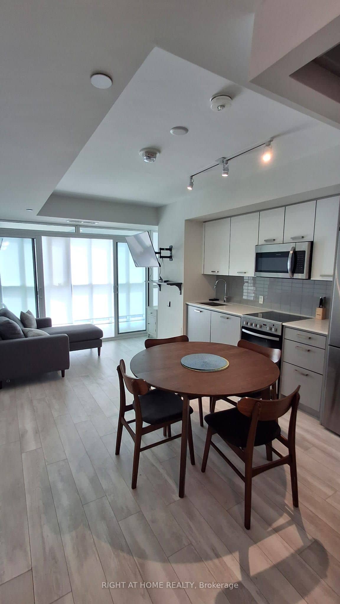 1630 Queen Street E 211, Toronto, ON M4L 0B3