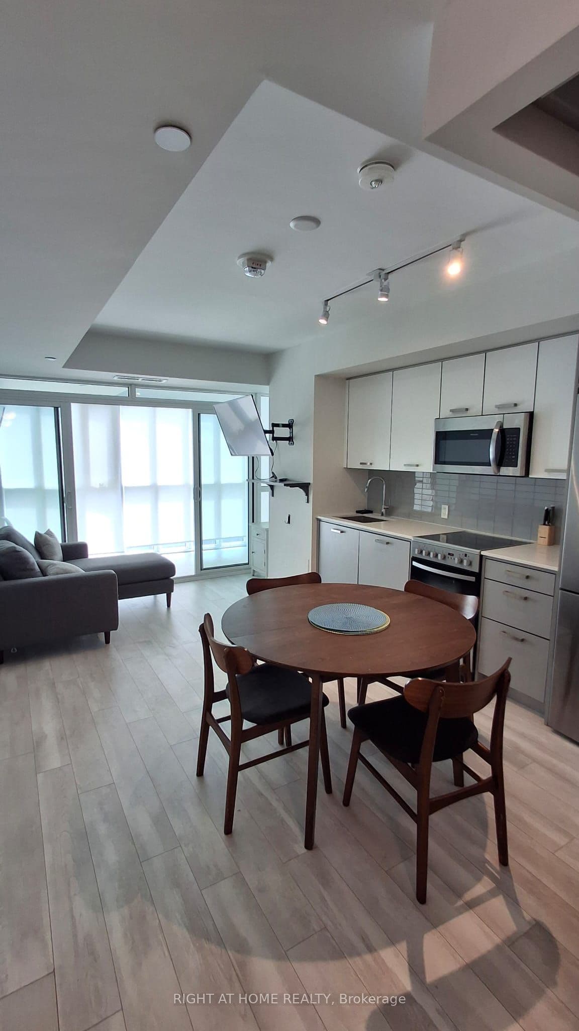 1630 Queen Street E 211, Toronto, ON M4L 0B3