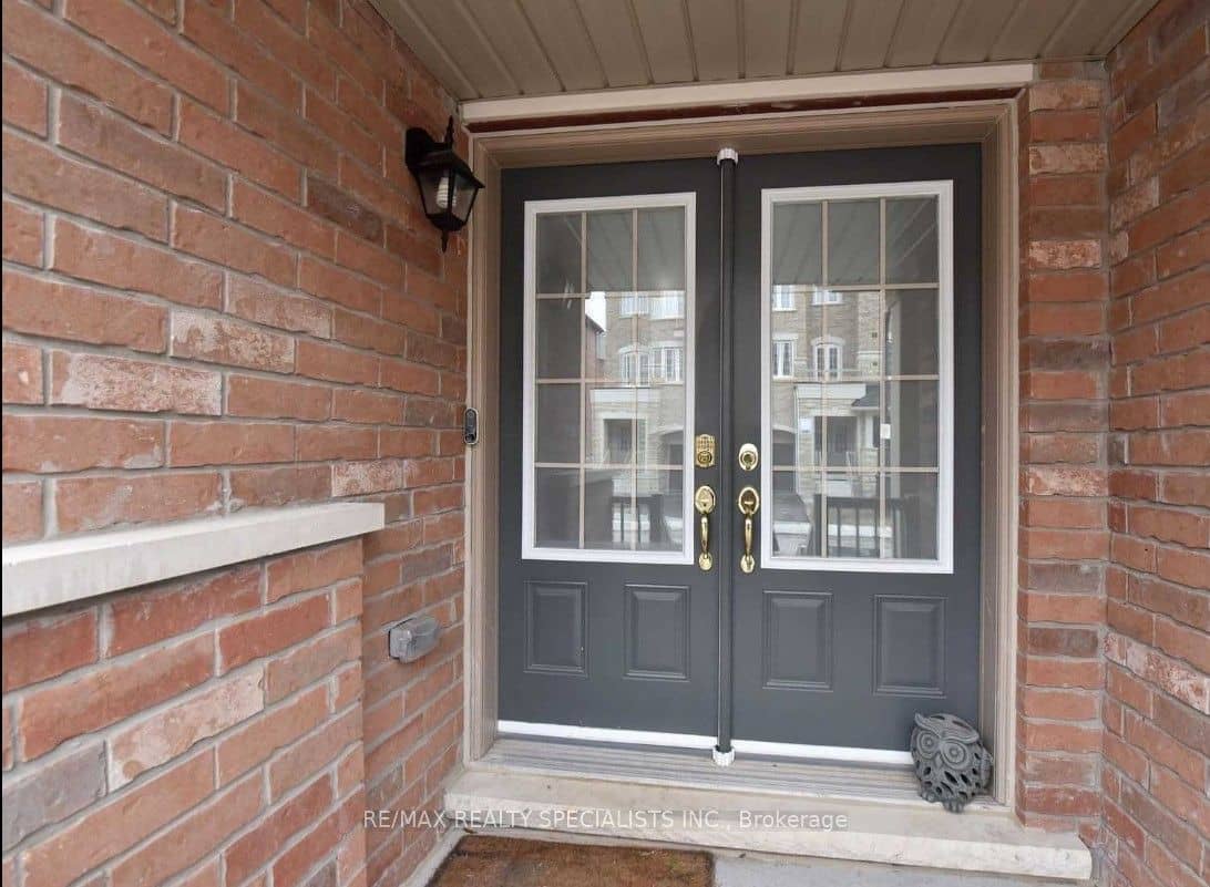 7 Hobart Gardens, Brampton, ON L6Z 0J1