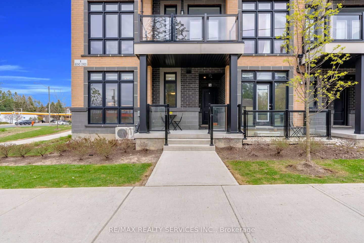 1 Bond Crescent 5, Richmond Hill, ON L4E 1J4
