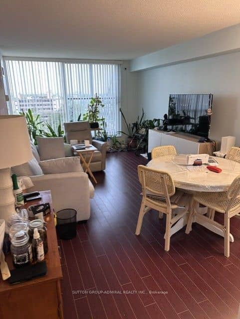 2 Neptune Drive 809, Toronto, ON M6A 3E6