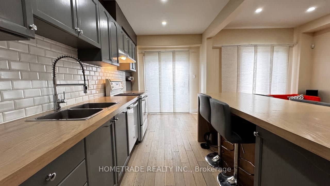 231 Denise Circle, Newmarket, ON L3X 2K2