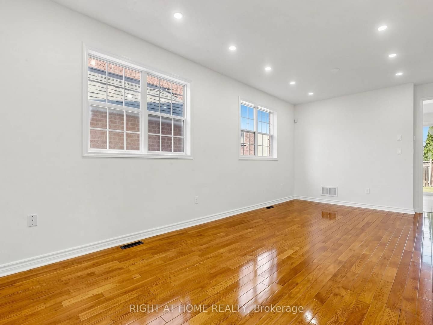 5817 Whitehorn Avenue, Mississauga, ON L5V 2W6