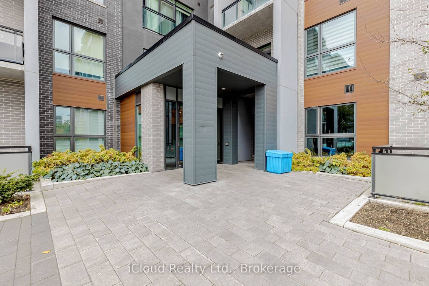 95 Dundas Street 504, Oakville, ON L6M 5N3