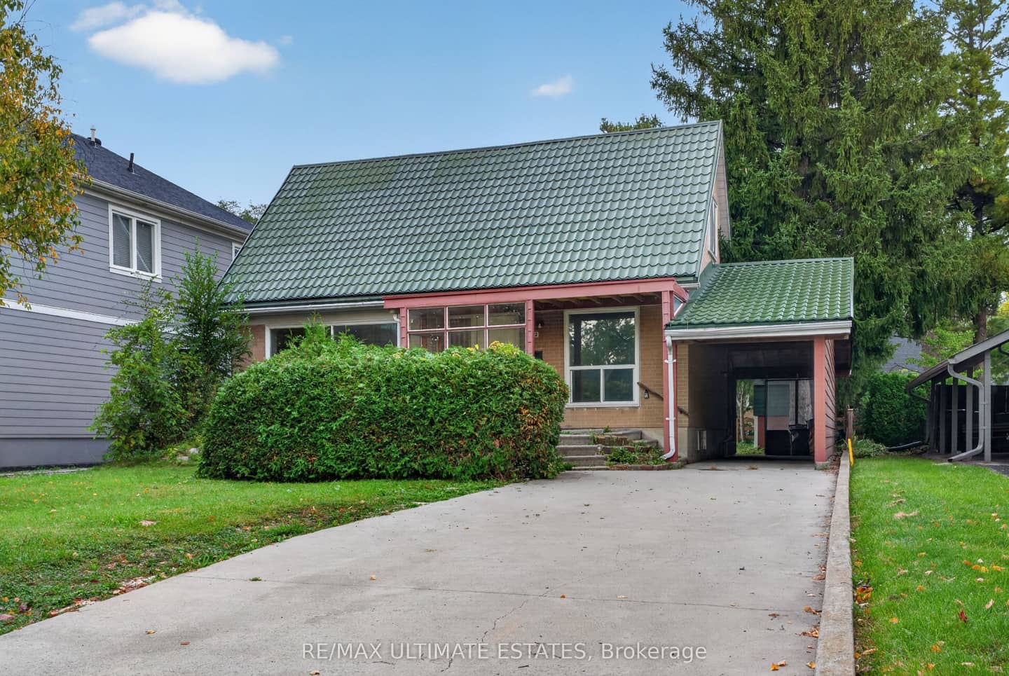 32 Broadleaf Road, Toronto, ON M3B 1C2