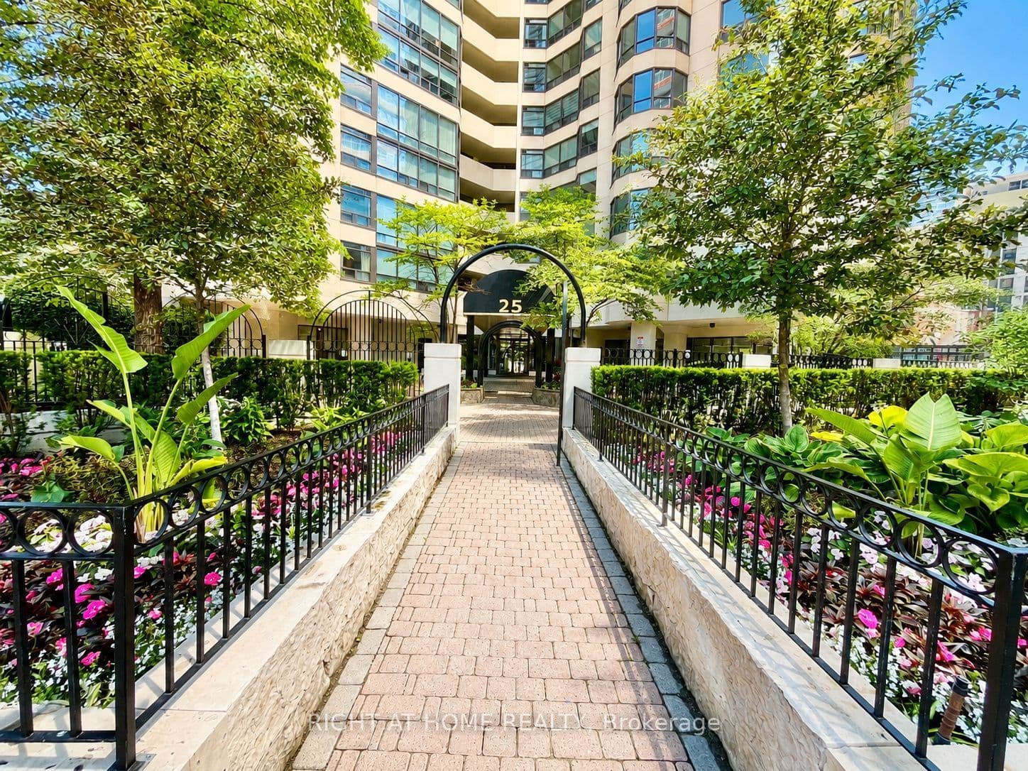 25 Maitland Street W 1001, Toronto, ON M4Y 2W1