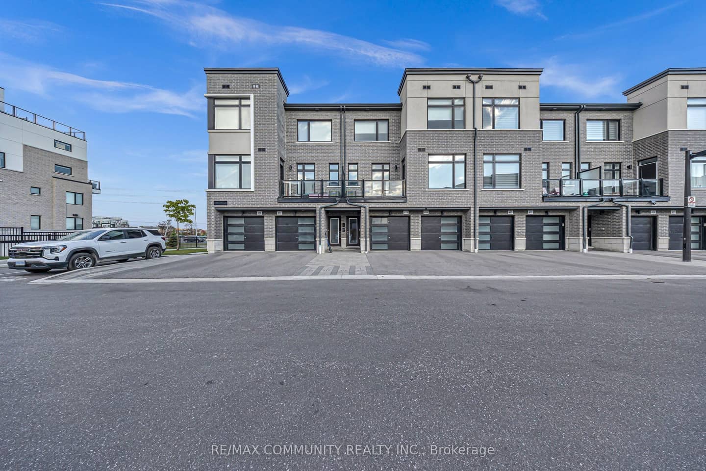 2550 Castlegate Crossing 419, Pickering, ON L1X 0H6