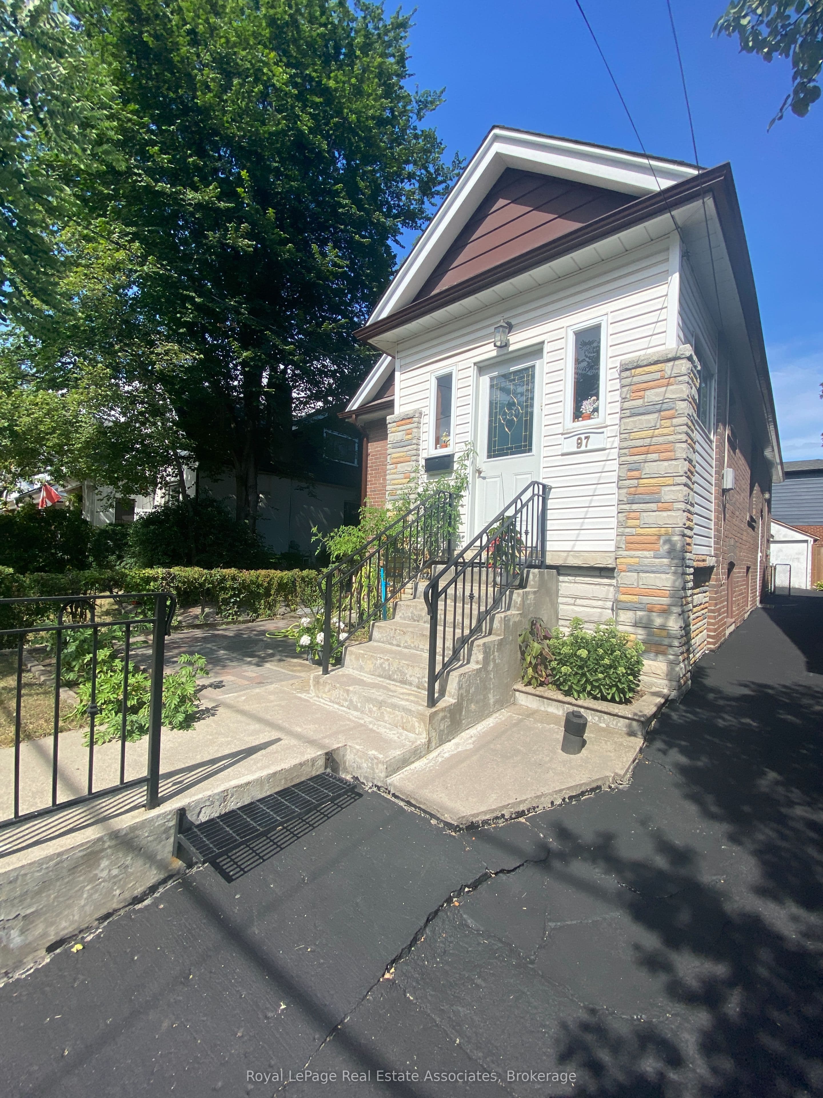 97 Oak Park Avenue Lower, Toronto, ON M4C 4M6