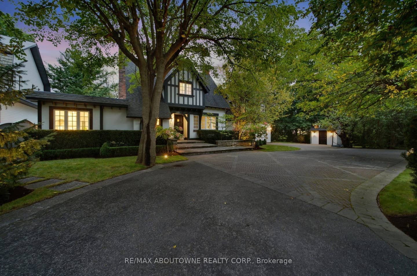 426 Trafalgar Road, Oakville, ON L6J 3H7