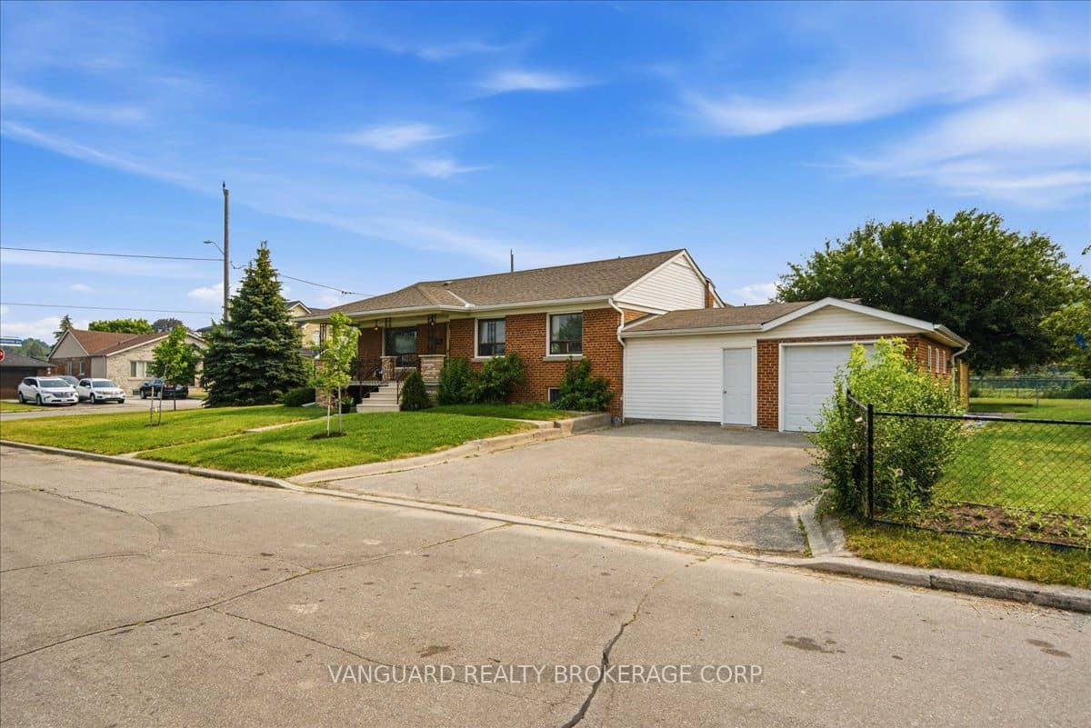 39 Camborne Avenue, Toronto, ON M3M 2P9