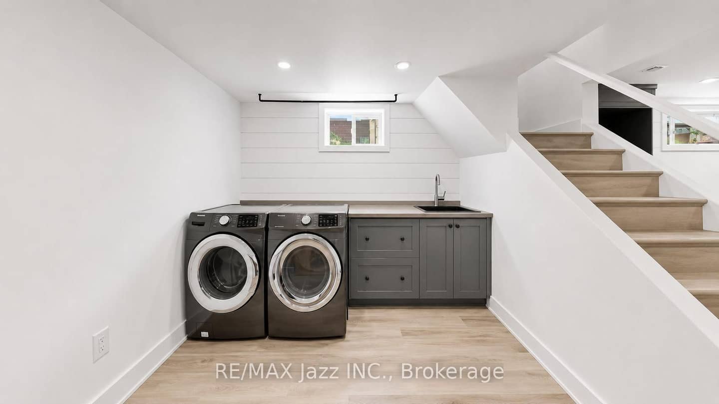 388 Eagle Street, Newmarket, ON L3Y 1K4