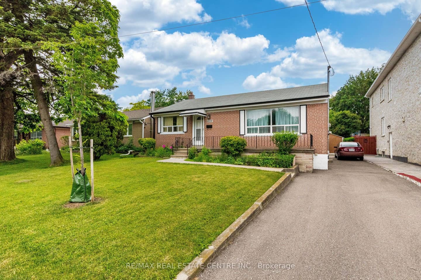 6939 Justine Drive, Mississauga, ON L4T 1M4