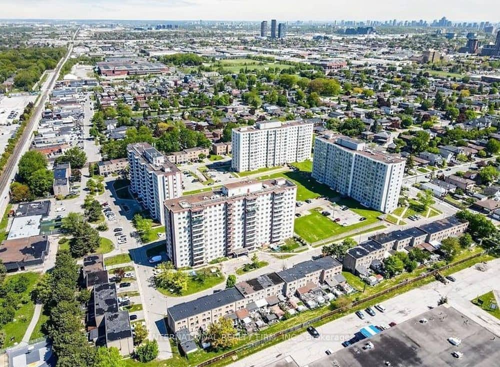 50 Lotherton Pathway 1111, Toronto, ON M6B 2G8