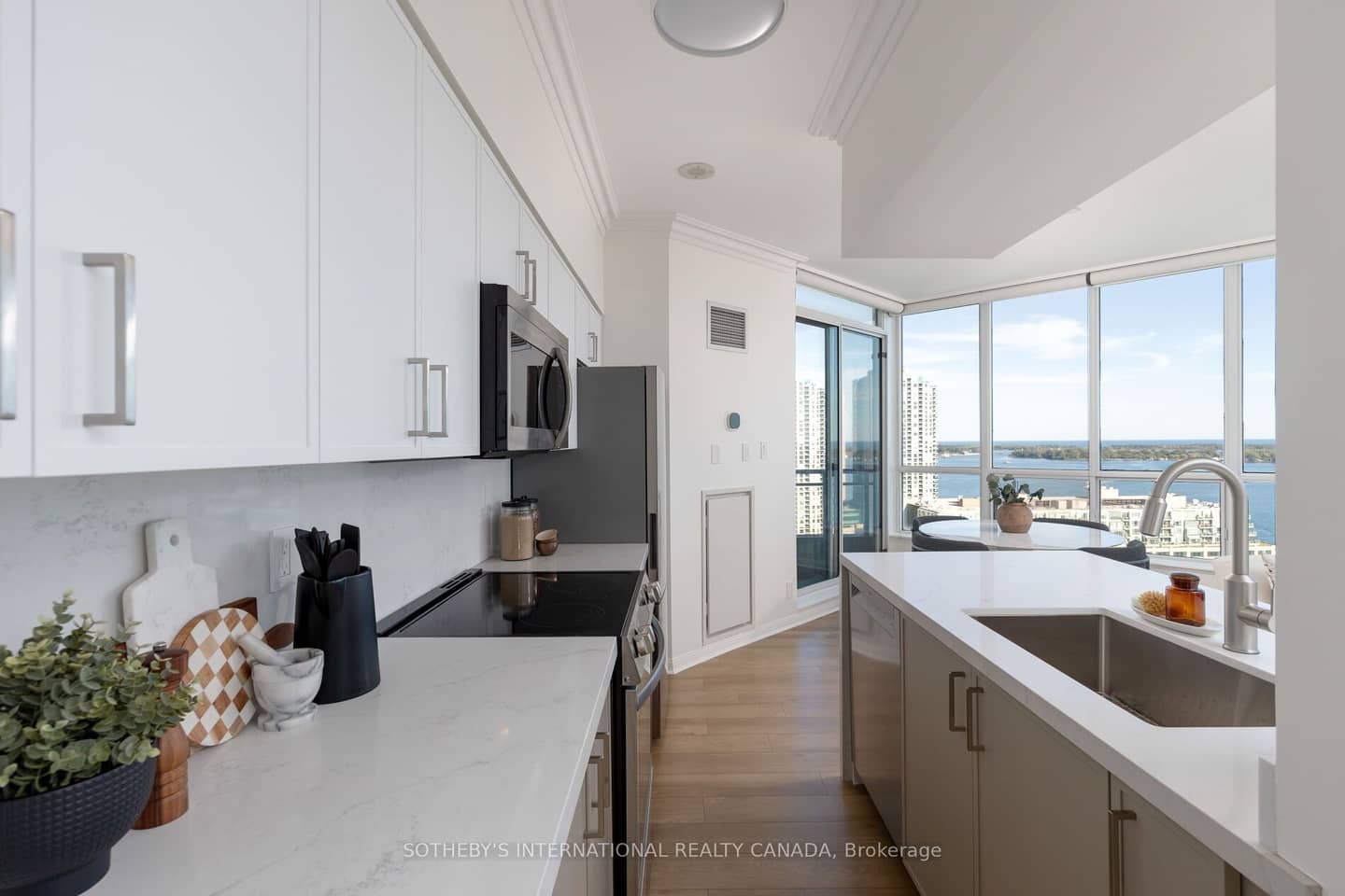 230 Queens Quay W 2811, Toronto, ON M5J 2Y7